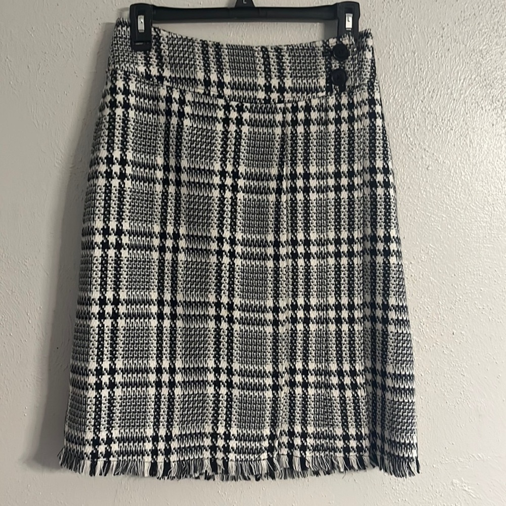 Isaac Mizrahi for target women’s size 2 wrap skirt two button closure will blend